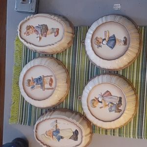 Vintage 1989 Goebel decorative Bowls to hang on the wall.